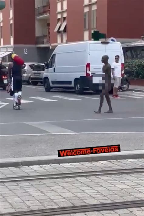 Uomo Nudo A Firenze Aggredisce I Passanti Dago Fotogallery