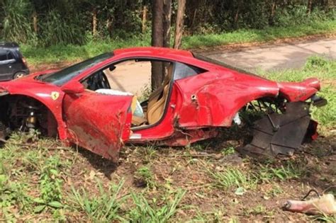 Ferrari 458 fica destruída após bater em várias árvores na BR 040