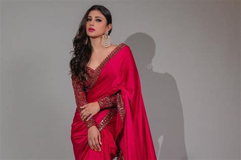 Mouni Roy लाल साड़ी में मौनी रॉय ने दिखाईं कातिलाना अदाएं फ्लॉन्ट की अपनी पतली कमरिया E24