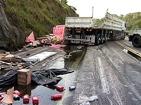 G1 Taxista invade contramão bate em carro de passeio e morre no ES