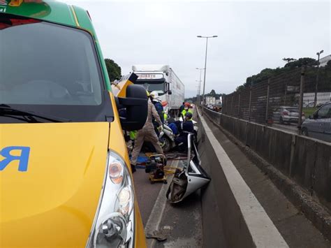 Carro Fica Prensado Entre Caminhões E Três Ficam Feridos Em Rodovia De