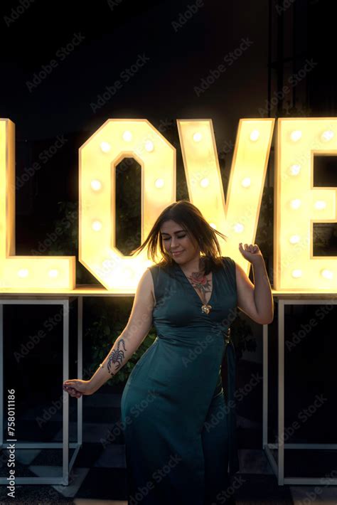 Mujer Bailando Con Un Letrero Que Pone Love Mujer Bailando En Una Boda