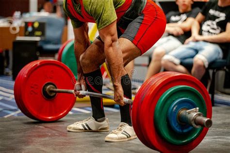 Deadlift Del Ejercicio Del Atleta Del Powerlifter Foto De Archivo