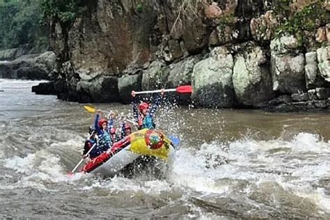 Keseruan Menyusuri Sungai Batang Merangin Membuat Liburan Bersama