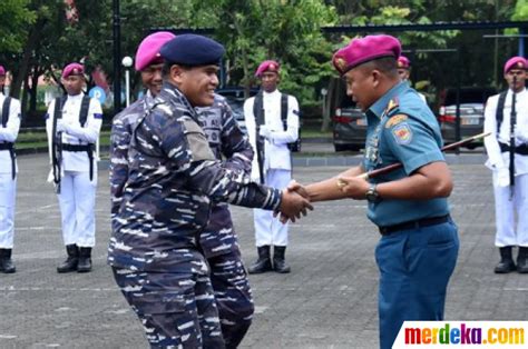 Foto Kasal Muhammad Ali Kunjungi Sarang Petarung Prajurit Marinir