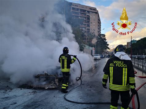 Palermo Auto In Fiamme In Viale Regione Illeso Il Conducente