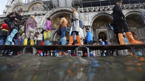 Video A Venise La Place Saint Marc Inond E Par La Mont E Des Eaux