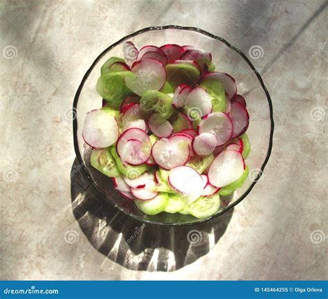 Salada Feita Dos Pepinos E Dos Rabanetes Imagem De Stock Imagem De