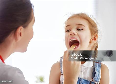 여자아이 At 의사의 아이에 대한 스톡 사진 및 기타 이미지 아이 편도염 목구멍 목 Istock