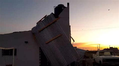 Un temporal de viento provocó voladuras de techos y caída de árboles y