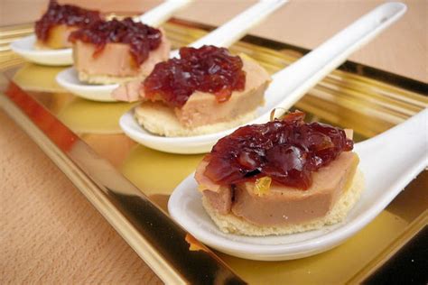 Recette de Foie gras sur toast confit d oignon rosé de Roscoff