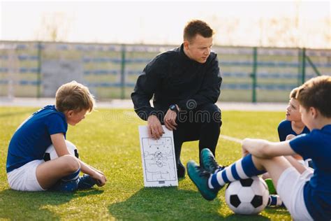 Entraîneur De Football Américain Coaching Kids La Tactique De écoute D