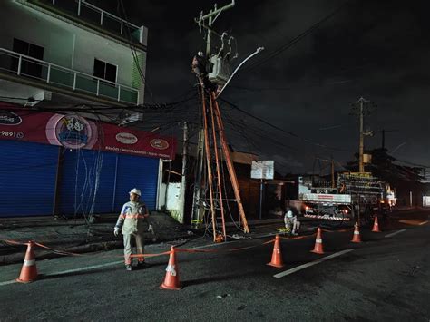 Maricá Incêndio em poste deixa moradores sem energia e internet na