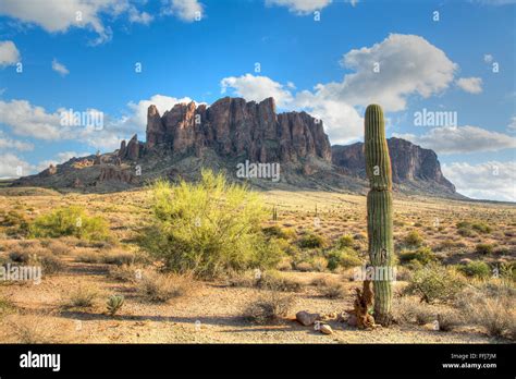 Famous Superstition Mountain In Arizona Umrahmt Von Einem Einsamen