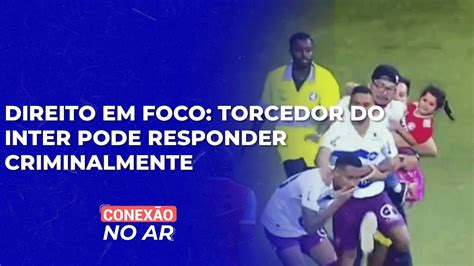 Torcedor Que Invadiu O Gramado Crian A No Colo Para Brigar Pode