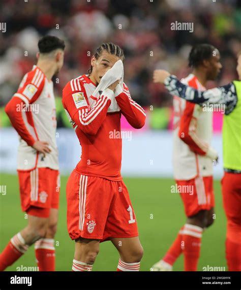 Leroy Sane Fc Bayern Munchen Mit Dem Trikot Im Gesicht Hi Res Stock