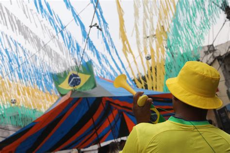 Torcedores Assistem Estreia Do Brasil Na Copa Do Mundo Festa Nas