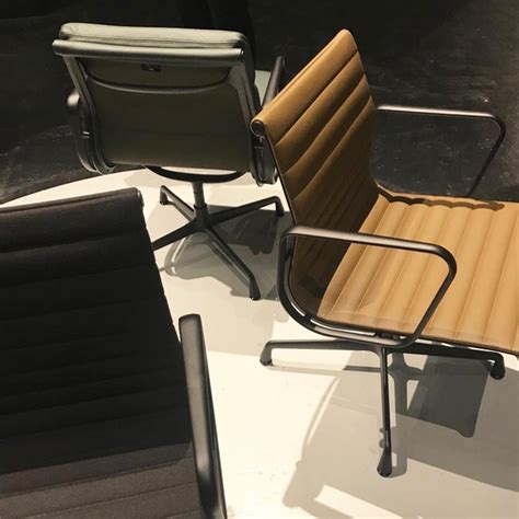 Vitra Stoel Aluminium Chair Ea Leder Zwart Frame Door Charles