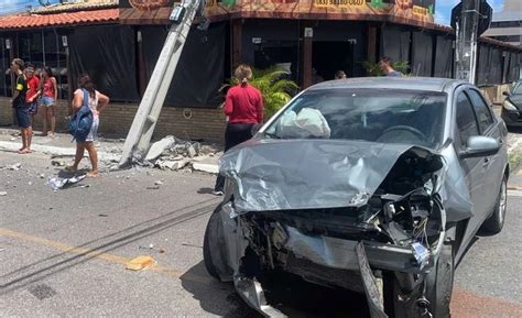 Carros E Poste Ficam Destru Dos Ap S Colis O No Bairro Do Cristo Em