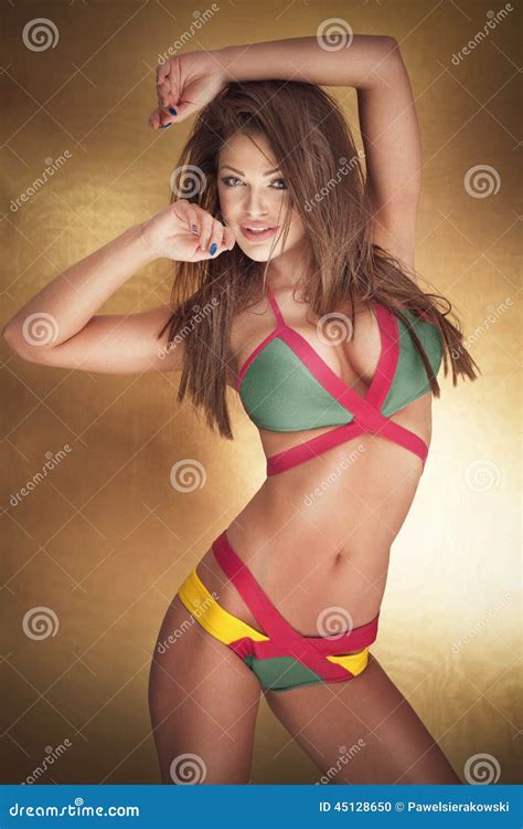 Posizione Sexy Della Donna Del Brunette Fotografia Stock Immagine Di