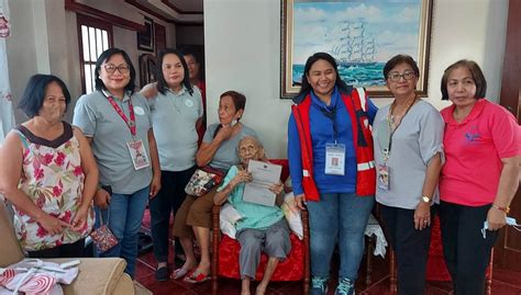 Tatlong Lolang Centenarian Nakatanggap Ng K Mula Sa Dswd Official