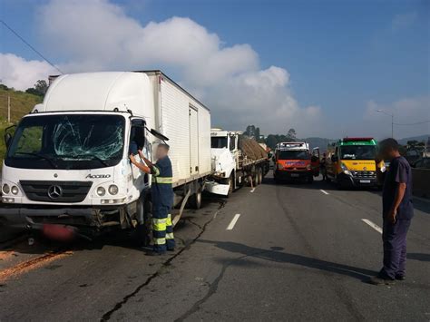 Acidente entre caminhões e carros bloqueia rodovia Fernão Dias