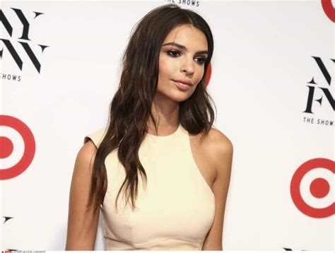 Sexy Emily Ratajkowski Affole La Fashion Week De New York Dans Sa