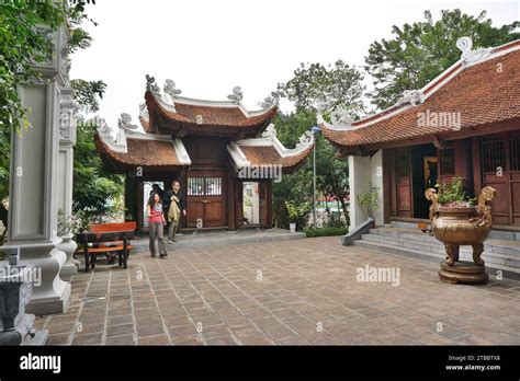 I Visitatori Entrano Nel Cortile Interno Di Un Tempio Buddista Ad Hanoi