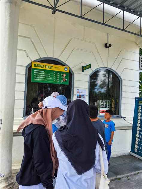 Yogyakarta Indonesia In November Tourists Are Lining Up To Buy