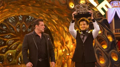 Bigg Boss Winner Munawar Faruqui Lifts The Trophy Takes Home