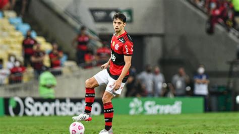 Flamengo Confirma Edema Na Panturrilha Esquerda Do Zagueiro Rodrigo Caio