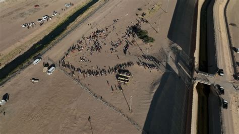 EE UU Detiene A Miles De Migrantes En El Paso Antes Del Fin De La