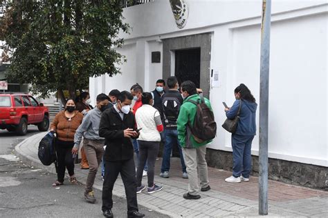 En la Embajada de México en Quito hay gran afluencia de personas que