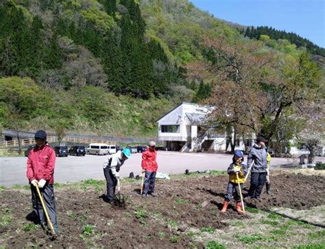 畑と田んぼの開墾鍬を使って頑張りました 山村留学の町や村からー山本光則