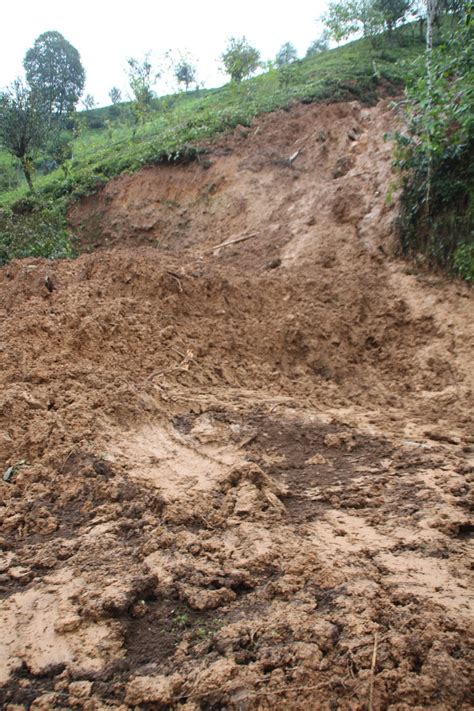 Rize De Heyelan K Y Yolu Kapand Ara Toprak Alt Nda Kald S Zc