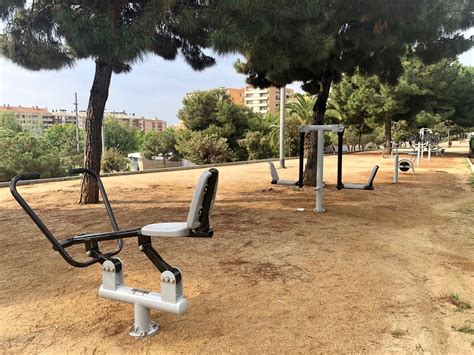 Mataró comença la installació d una vintena de parcs de salut i