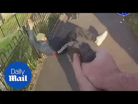 Dramatic Moment Armed Police Tackle Gang With Knives And Shotgun Youtube