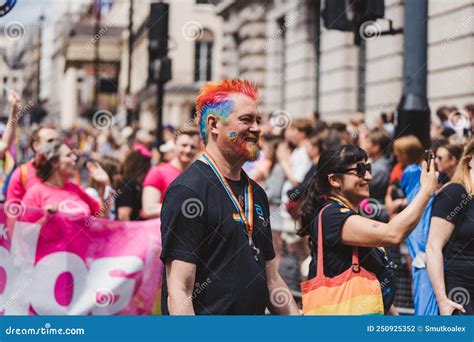 Gente Con Banderas Y Carteles Celebrando El Desfile Del Orgullo Londres