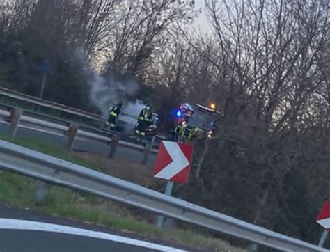 Auto Distrutta Da Un Incendio Sulla Superstrada