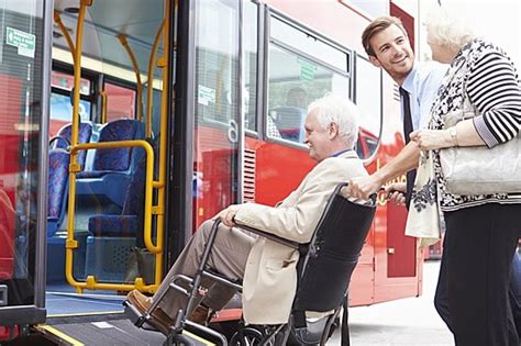 Pareja Mayor Abordando El Autobús Usando La Rampa De Acceso Para Sillas De Ruedas Fondos