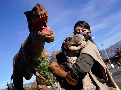 In Photos Jurassic Quest Opens New Dinosaur Experience Entertainment Photos Gulf News