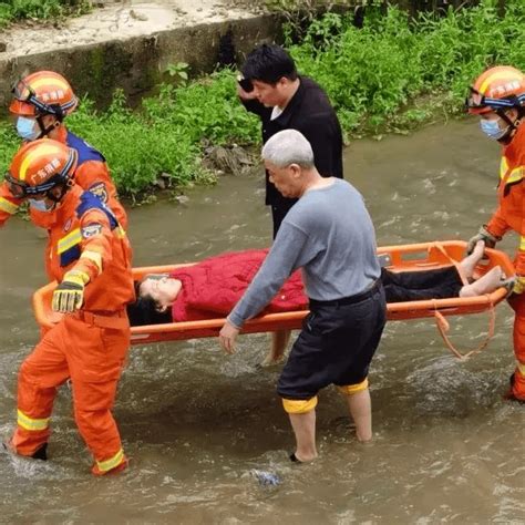 河源一老人不慎落水，蜷缩侧躺在河边小道上，脸色苍白救援女性连平