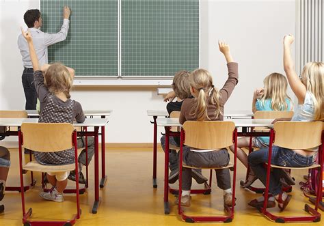 Un prof gay poussé à la démission par des parents délèves Elle