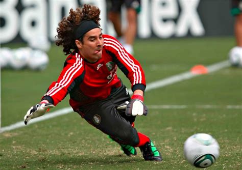 Memo Ochoa se convirtió en el portero más goleado de Italia