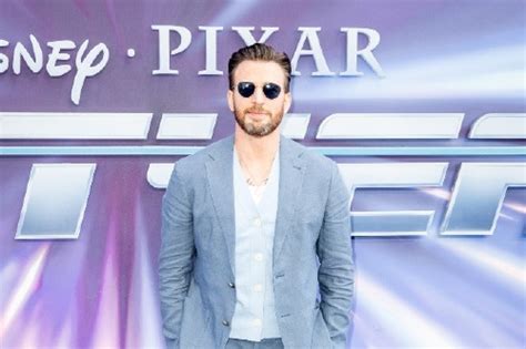 Chris Evans News Actor Hits Out At Backlash From Dinosaurs About Same Sex Kiss In Lightyear