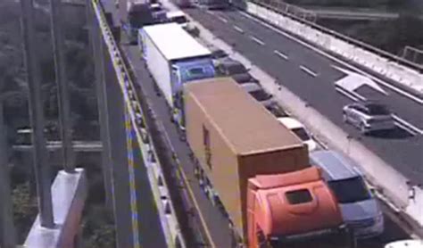 Caos Autostrade Incidente Tra Tre Veicoli In Galleria Coda In A