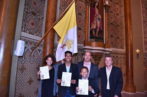 La carta de felicitación del papa Francisco a una pareja gay generó una insólita desmentida del