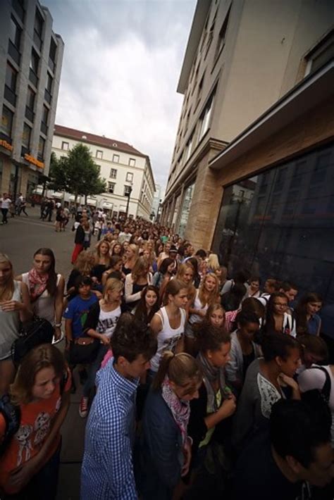 Fotostrecke Kultmarke Gro Er Andrang Bei Hollister Er Ffnung In