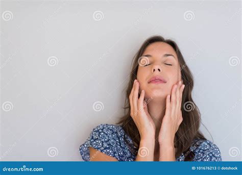 Jeune Femme D Isolement Sur Le Fond Blanc Image Stock Image Du