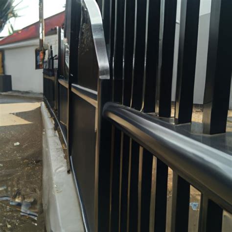 Enhancing Outdoor Home Design with Black Aluminum Fencing - Aluminum ...